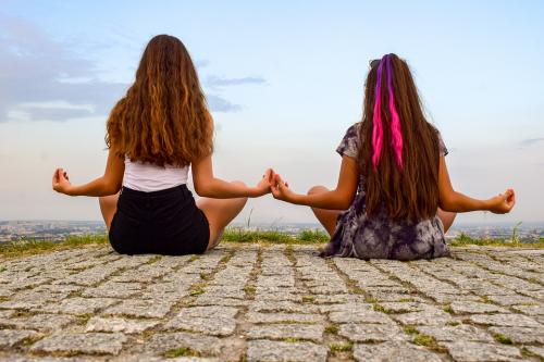 A transzcendentális meditáció és a hagyományos gyógyászati módszerek összehangolása: új horizontok a gyógyításban
